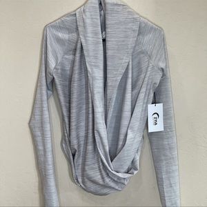 Zyia cream yoga shawl XS